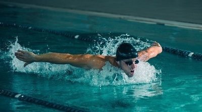 La mejor rutina de natación para el verano