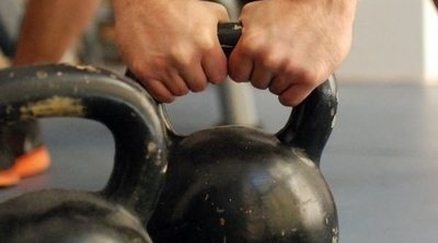 Entrenamiento con pesas rusas o kettlebell: beneficios y ejercicios