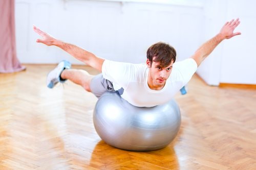 El balón suizo es un elemento fundamental a la hora de practicar pilates.