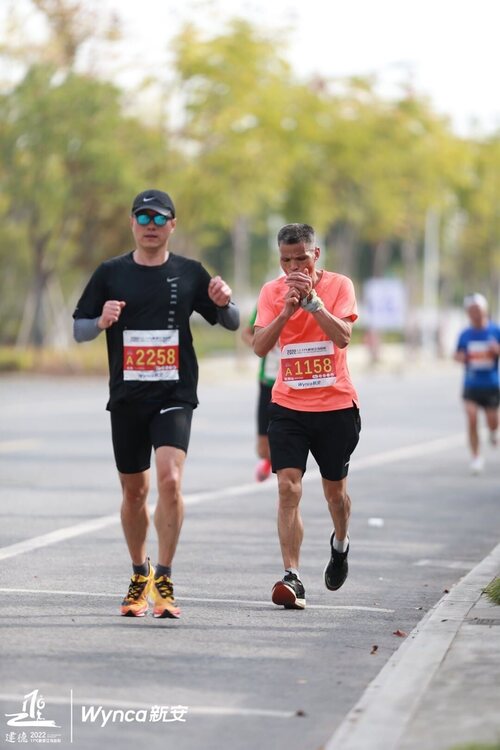 Chen encendiendo un cigarro mientras corre