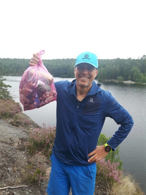 Erik Ahlström creó el 'plogging' en Estocolmo, después de ver la cantidad de basura acumulada en las calles que nadie recogía.