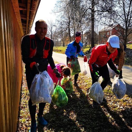 El 'plogging' permite realizar ejercicio y mantener limpio el medioambiente.