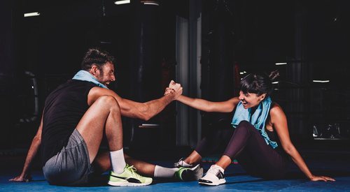 Tener un entrenador personal te ayudará a no faltar a tu cita en el gimnasio.