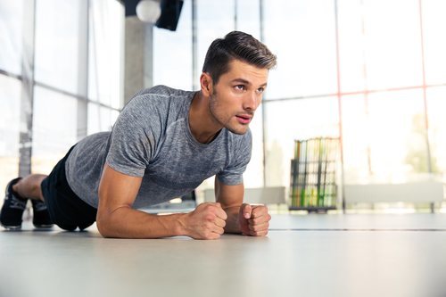 Las planchas se utilizan para fortalecer el abdomen.