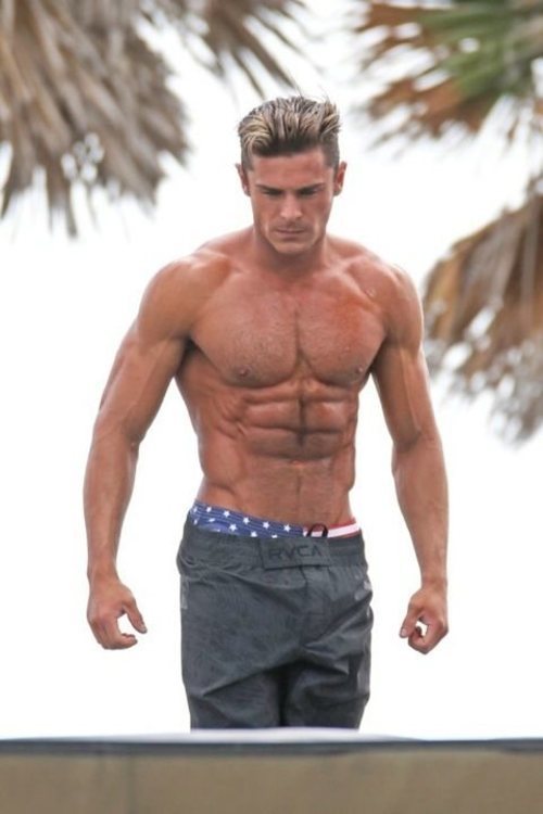 El cuerpo descomunal de Zac Efron en 'Baywatch'.