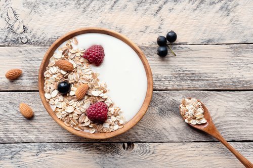 El yogur natural sin azúcar, acompañado de frutas, es un postre ideal para las cenas.