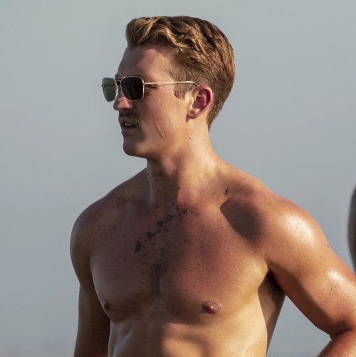 Miles Teller en una de las escenas de rodaje de 'Top Gun: Maverick'