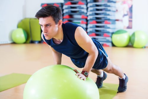 El fitball se ha convertido en una pieza imprescindible de los gimnasios.