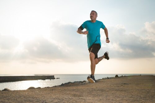 Si vives en un sitio de costa, correr en la arena de la playa es una buena opción, pero siempre hacerlo por la tierra húmeda para que no se te hunda el pie en la arena.